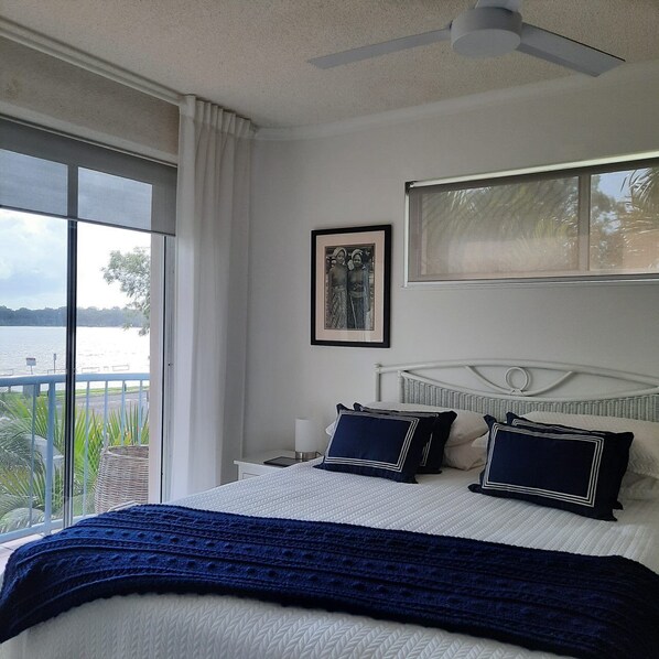 2 bedrooms, iron/ironing board, WiFi, bed sheets - QUIET STAY, at a reduced price if you look after my pug. YOU WILL LOVE IT HERE. (Maroochydore)