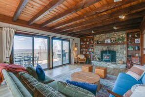 Fernseher, Kamin, Stereoanlage