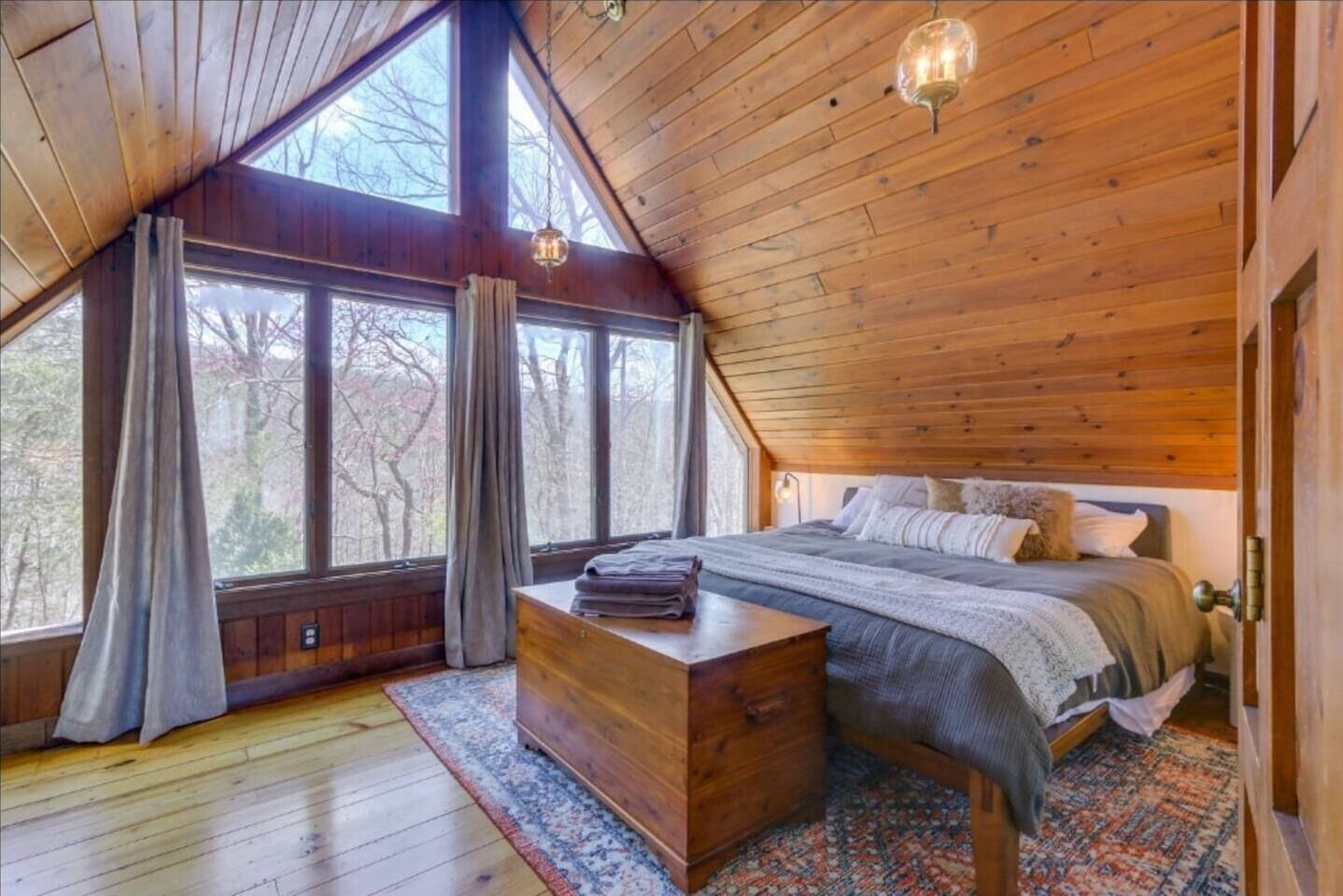 4 bedrooms, desk, iron/ironing board, travel crib