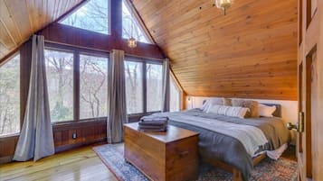 4 habitaciones, escritorio y tabla de planchar con plancha