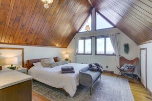 4 bedrooms, desk, iron/ironing board, travel crib