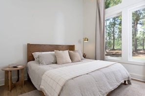 3 bedrooms, travel crib, free WiFi, bed sheets