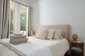 2 bedrooms, travel cot, free WiFi, bed sheets