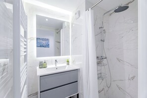 Shower, free toiletries, hair dryer, towels - Appartement Colombier - Welkeys (Saint-Laurent-du-Var)