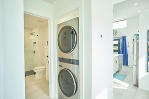 Een douche, een haardroger, handdoeken, zeep