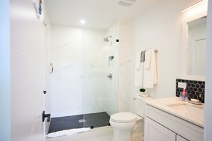 Douche, sĂšche-cheveux, serviettes fournies, savon