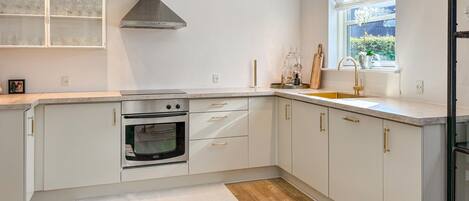 Réfrigérateur, plaque de cuisson, lave-vaisselle, cafetiÚre/bouilloire