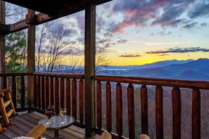 Property grounds - 3-Story Glass Walls Cabin - Smoky Mtn + City Views - Hot Tub, Pool Table, Games (Gatlinburg)