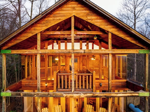 Unbelievable Glass Wall Views, Hot Tub, Pool Table, Game Room, Resort Access