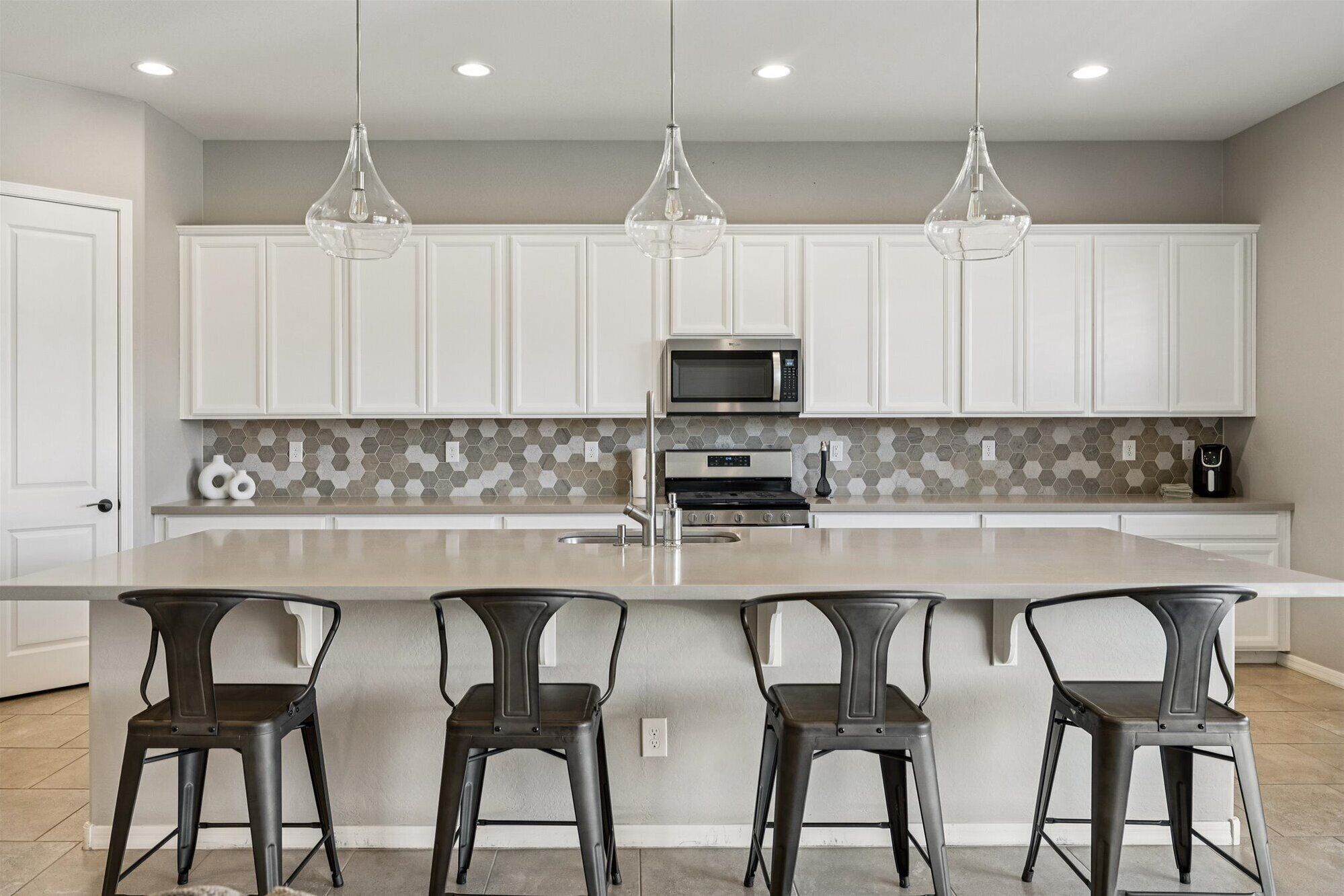 Geladeira, micro-ondas, fogão, cooktop