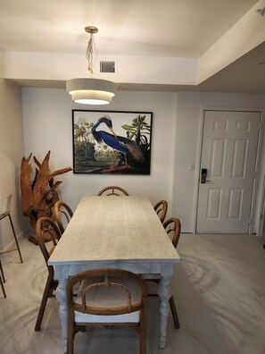 Dining - 2 bedroom Condo steps from Rosemary Square's Shopping/Restaurants (West Palm Beach)