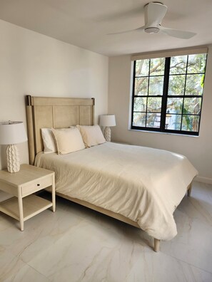 2 bedrooms, WiFi, bed sheets - 2 bedroom Condo steps from Rosemary Square's Shopping/Restaurants (West Palm Beach)