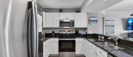 Kjøleskap, mikrobølgeovn, ovn og kokeplater