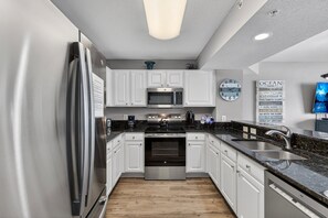 Geladeira, micro-ondas, fogão, cooktop