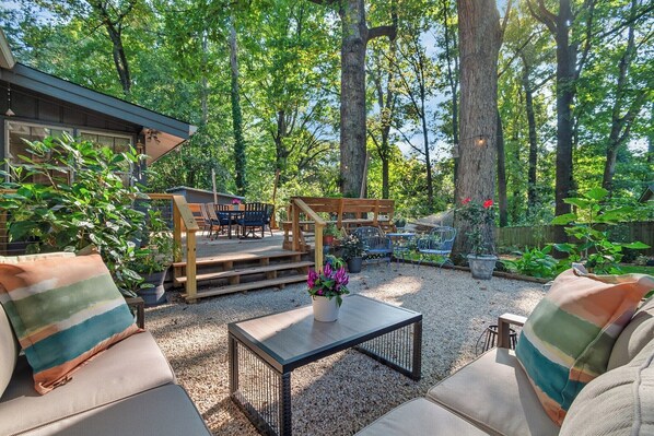 Terrace/patio - Garden Oasis w/ Deck near Light Rail, SouthPark & SouthEnd (Charlotte, North Carolina, United States)