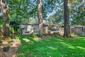 Property grounds - Garden Oasis w/ Deck near Light Rail, SouthPark & SouthEnd (Charlotte, North Carolina, United States)