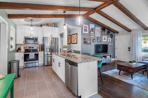 Microwave, oven, stovetop, dishwasher - Garden Oasis w/ Deck near Light Rail, SouthPark & SouthEnd (Charlotte, North Carolina, United States)