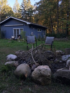 Property grounds - Forest Nature Retreat with Woodstove and near Durham trails and Thermea Spa (Uxbridge)