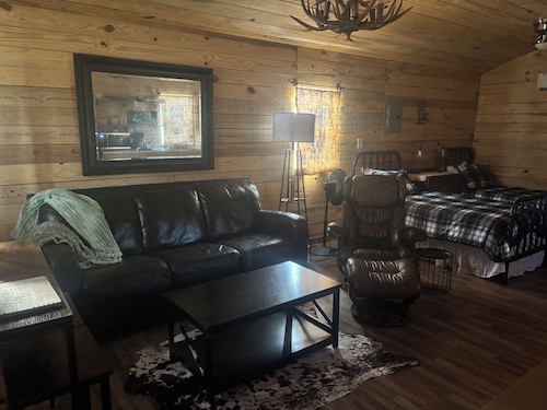 Charming cabin close to Malmaison Wildlife Refuge, and McIntyre Scatters