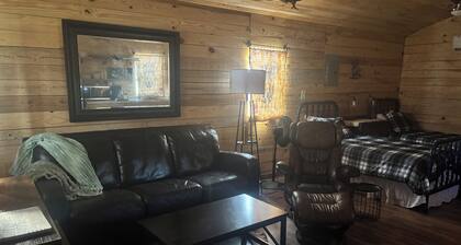 Charming cabin close to Malmaison Wildlife Refuge, and McIntyre Scatters