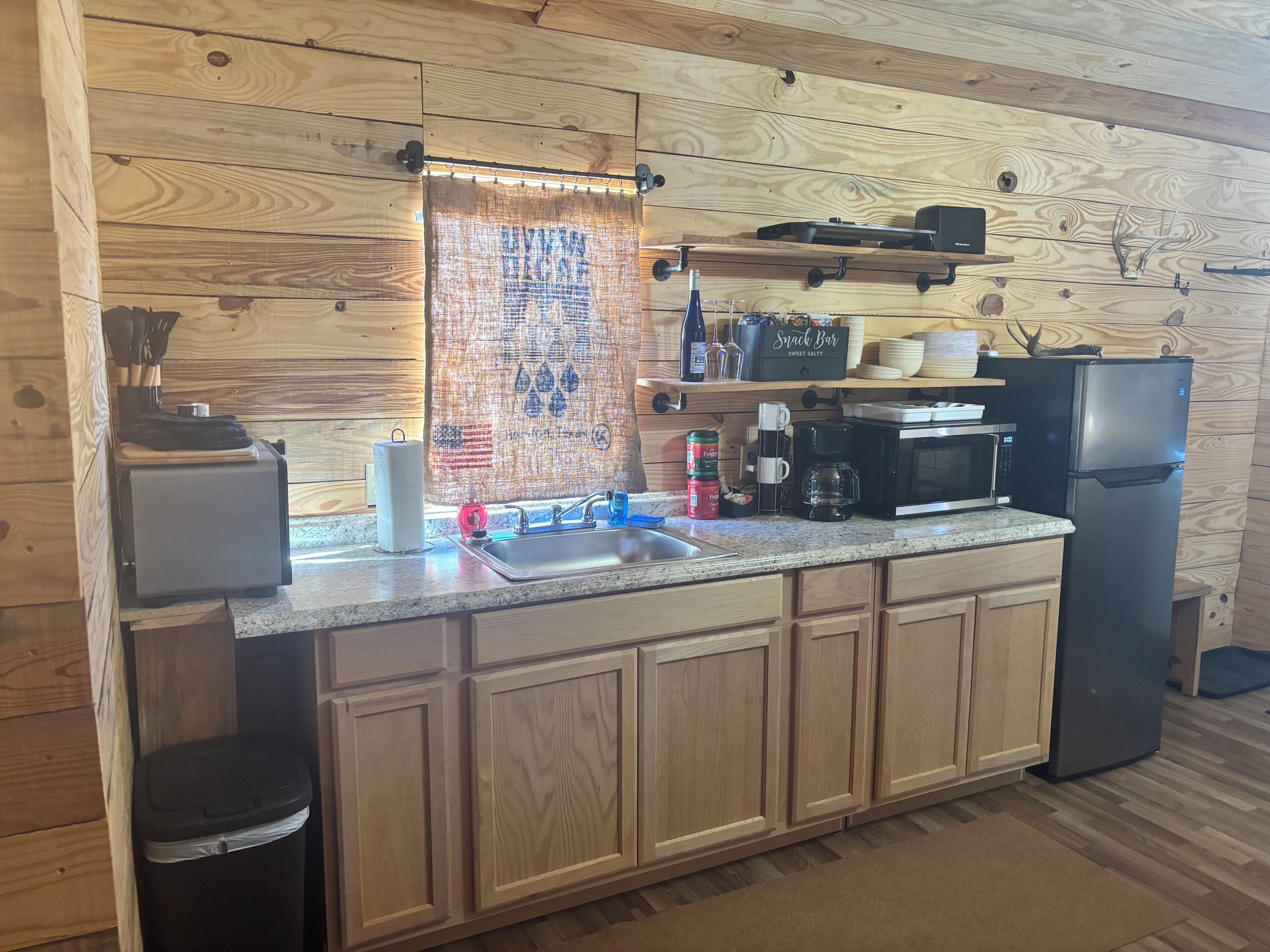 Réfrigérateur, micro-ondes, four, cafetière/bouilloire