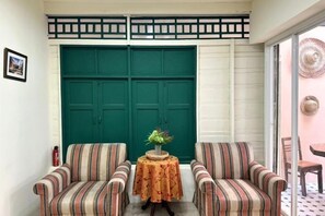 المنشأة من الداخل