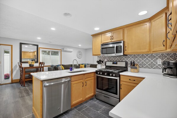 Four à micro-ondes, un four, surface de cuisson, lave-vaisselle