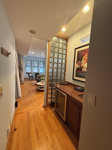 Stylish Chicago 1.5BR, 1 Bath + Sleeper Sofa Condo