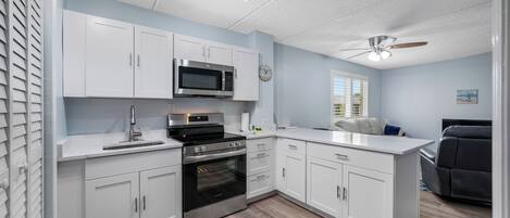 Réfrigérateur, four à micro-ondes, un four, surface de cuisson