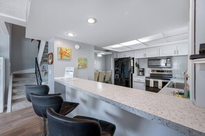 Réfrigérateur, four à micro-ondes, un four, surface de cuisson