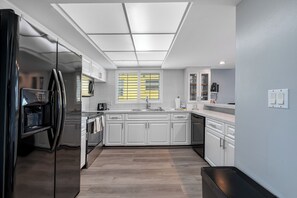 Réfrigérateur, four à micro-ondes, un four, surface de cuisson