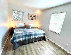 4 bedrooms, desk, travel cot, free WiFi - Family & Fur Friendly: 4-BR, Arcade, Fire Pit, Fenced, King Bed, & Smart TV! (Gahanna)