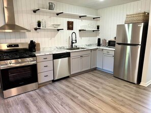 Kjøleskap, mikrobølgeovn, ovn og kokeplater