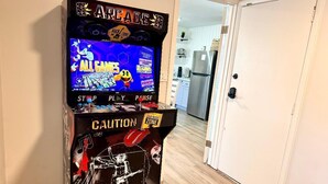 En arkadeautomat i retrostil med et advarselsskilte og en skeletgrafik.