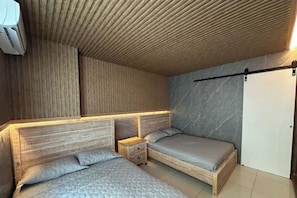 4 bedrooms, iron/ironing board, internet, bed sheets