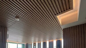 A modern interior with a slatted ceiling, large windows, and a view of greenery outside. - 5B - Masterpiece! (Panamá)