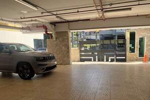 Eine Parkgarage mit einem geparkten Auto.