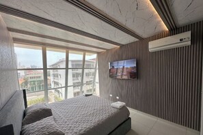 4 bedrooms, iron/ironing board, internet, bed sheets