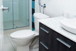Haartrockner, Handtücher, Seife, Toilettenpapier
