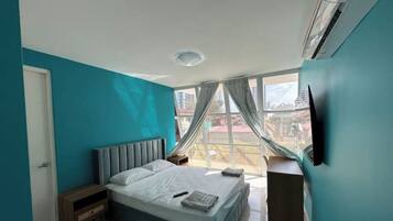 4 bedrooms, iron/ironing board, internet, bed sheets