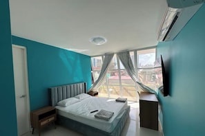 4 habitaciones, tabla de planchar con plancha y acceso a internet