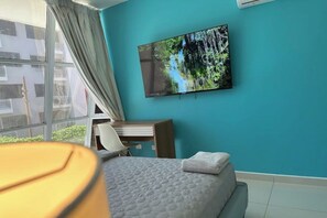 4 bedrooms, iron/ironing board, internet, bed sheets