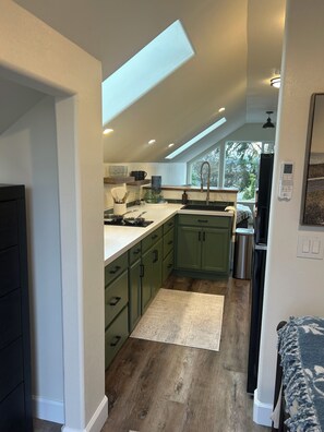 Kjøleskap, mikrobølgeovn, ovn og kaffetrakter/tekoker