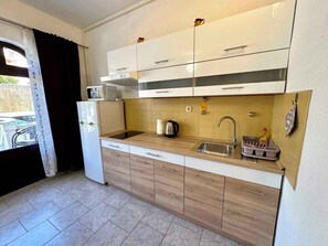 Fridge, oven, stovetop, coffee/tea maker