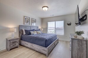 3 habitaciones, tabla de planchar con plancha, internet y ropa de cama 