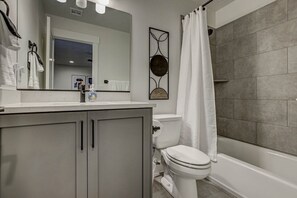 Toallas, jabón, papel de baño 