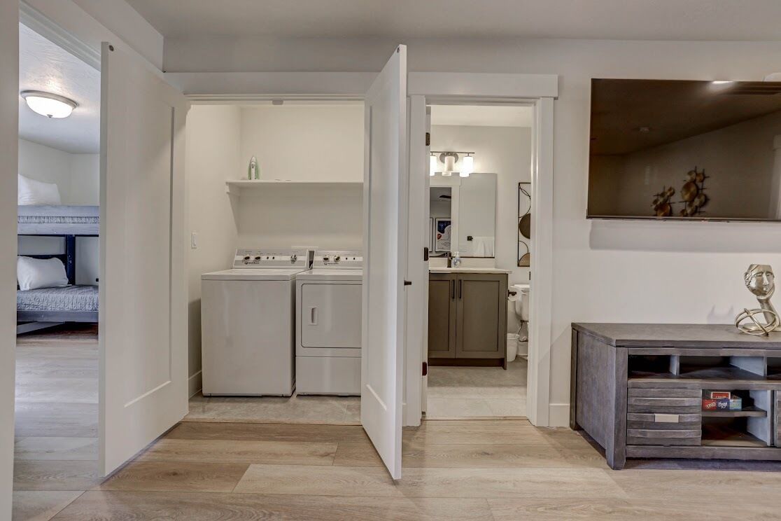 3 bedrooms, iron/ironing board, internet, bed sheets