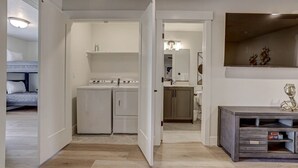 Un espacio habitable moderno y abierto con cocina, comedor y dormitorio.