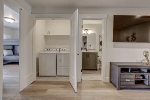 3 عدّة غرف نوم ومكواة/لوح كي وخدمة الإنترنت وملاءات أسرّة