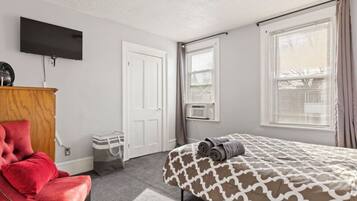 3 bedrooms, desk, iron/ironing board, travel crib